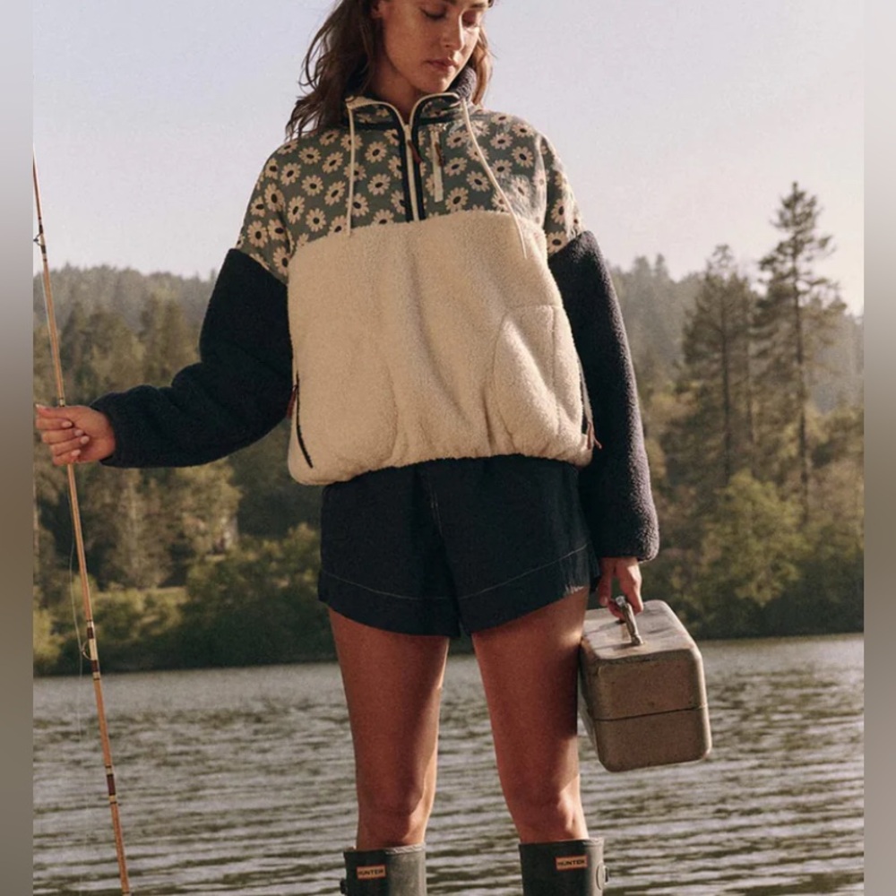 Plush Terrain Half-Zip in Falling Daisy Colorblock- size Medium